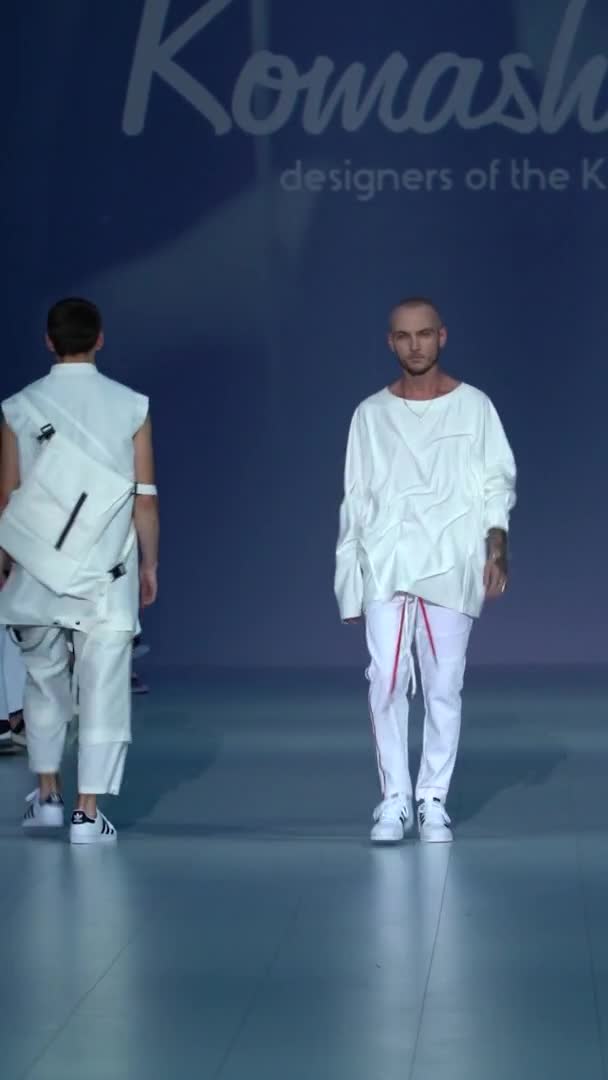 Man model lopen op de catwalk verticale video — Stockvideo