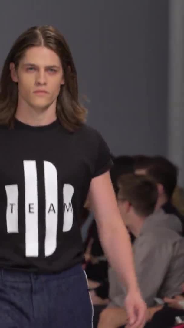 Man model lopen op de catwalk verticale video — Stockvideo