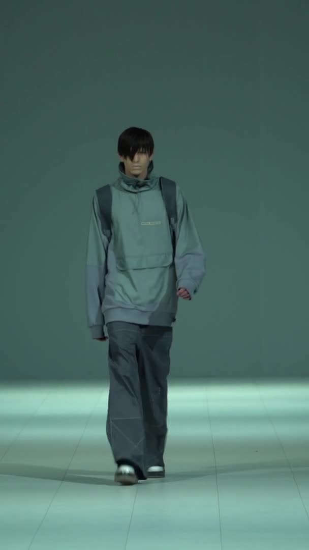 Modelo masculino caminando en la pasarela Vídeo vertical — Vídeos de Stock