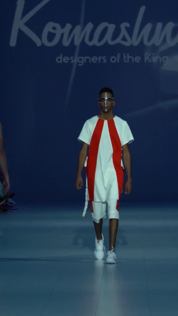Man model lopen op de catwalk verticale video — Stockvideo