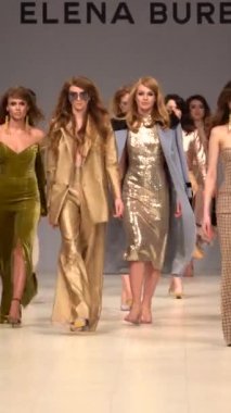 Podyumda yürüyen bir grup manken dikey video