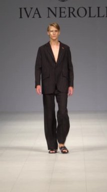 Podyumda yürüyen erkek model dikey video