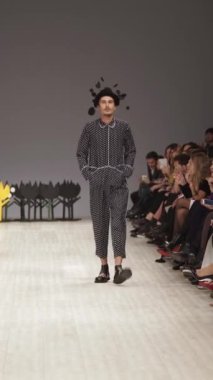 Podyumda yürüyen erkek model dikey video