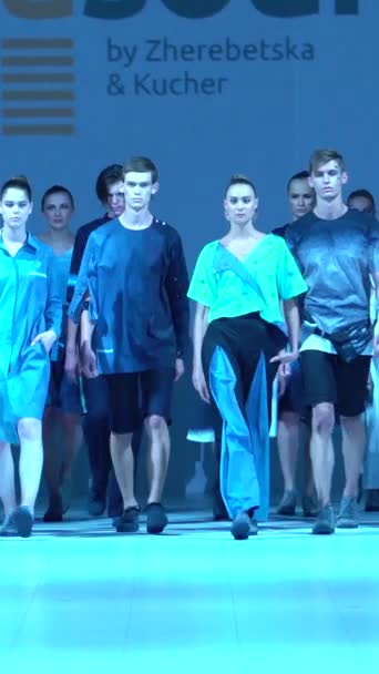 キャットウォーク上を歩くモデルのグループ垂直ビデオ — ストック動画