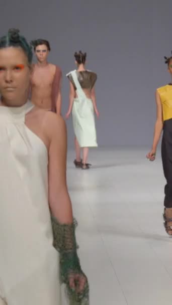 Grupp av modeller som går på catwalken Vertikal video — Stockvideo
