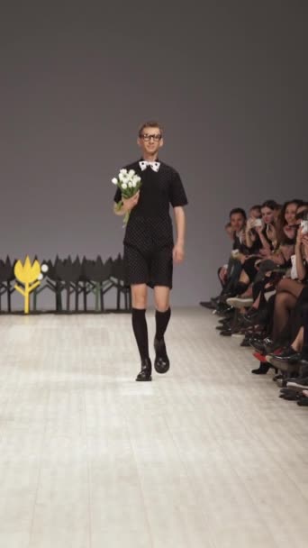 Man model lopen op de catwalk verticale video — Stockvideo