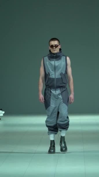 Mannlig modell som går på catwalk Vertical video – stockvideo