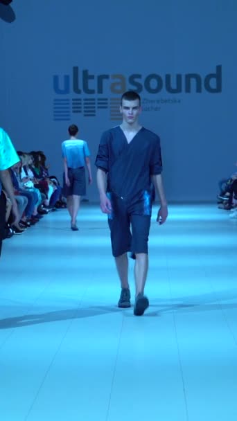 Model pria berjalan di catwalk Video vertikal — Stok Video
