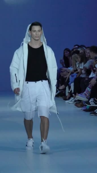 Model pria berjalan di catwalk Video vertikal — Stok Video