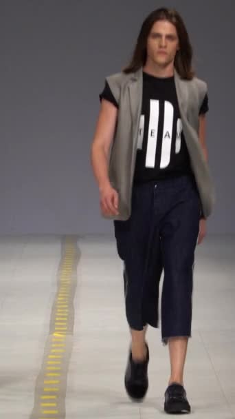 Man model lopen op de catwalk verticale video — Stockvideo