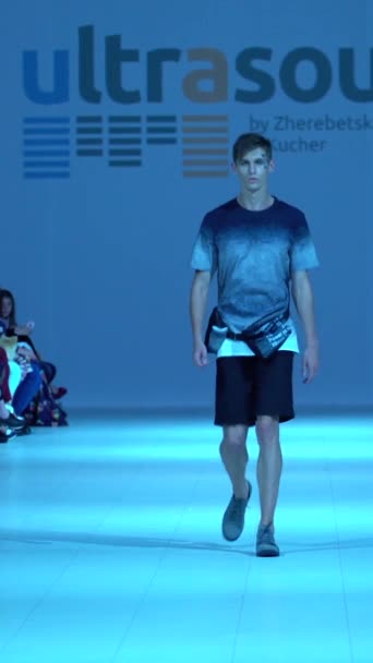 Modelo masculino caminando en la pasarela Vídeo vertical — Vídeo de stock