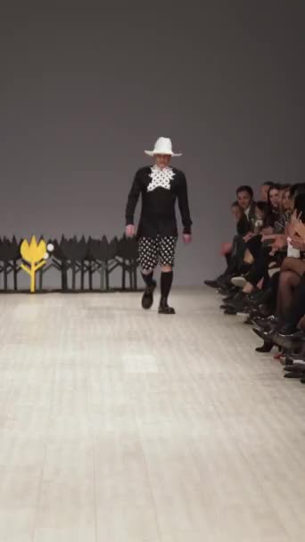Male model walking on the catwalk Vertical video — Stock Video