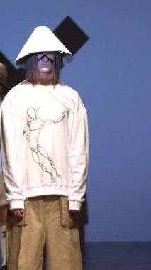 Podyumda yürüyen erkek model dikey video