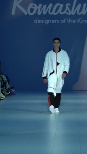 Man model lopen op de catwalk verticale video — Stockvideo