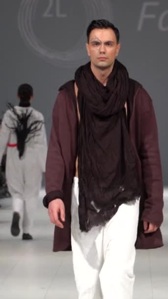 Man model lopen op de catwalk verticale video — Stockvideo