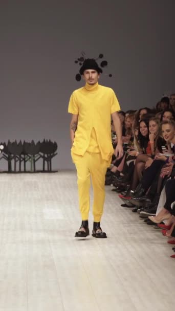 Male model walking on the catwalk Vertical video — Stock Video