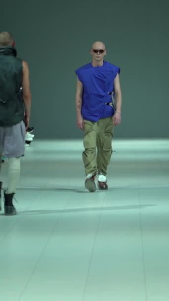 男性モデルウォーキングオンザキャットウォーク垂直ビデオ — ストック動画