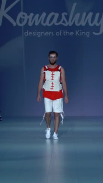 Modèle masculin marchant sur le podium Vidéo verticale — Video
