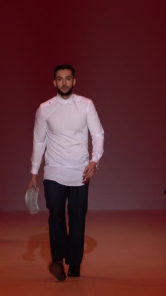 무대 위를 걷고 있는 남성 모델 — 비디오
