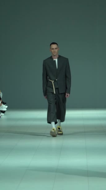 Mężczyzna model chodzenie na wybiegu pionowe wideo — Wideo stockowe