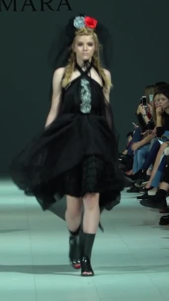 Woman model on the catwalk during a fashion show Vertical video — Stockvideo