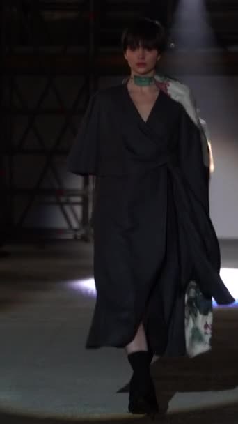 Woman model on the catwalk during a fashion show Vertical video — Vídeo de Stock