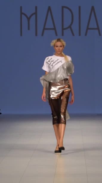 Vrouw model op de catwalk tijdens een modeshow Verticale video — Stockvideo