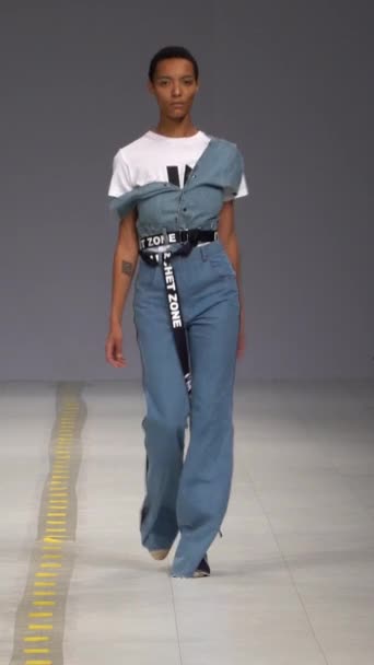 Woman model on the catwalk during a fashion show Vertical video — Stock Video