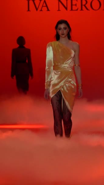 Женщина-модель на подиуме во время показа мод Вертикальное видео — стоковое видео