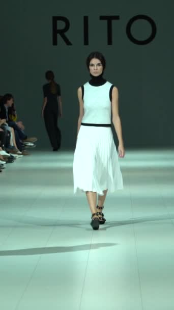 Woman model on the catwalk during a fashion show Vertical video — Αρχείο Βίντεο