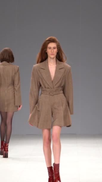 Woman model on the catwalk during a fashion show Vertical video — Stok video