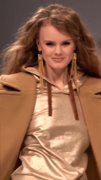 패션쇼 베르티 컬 비디오에 나오는 여성 모델 — 비디오