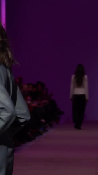 Woman model on the catwalk during a fashion show Vertical video — Vídeo de Stock