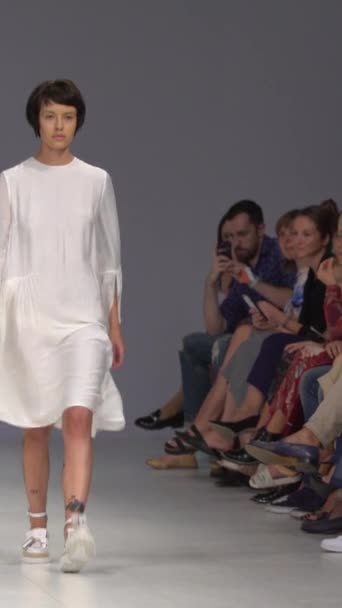 Woman model on the catwalk during a fashion show Vertical video — Stockvideo