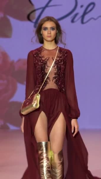 Woman model on the catwalk during a fashion show Vertical video — Vídeo de Stock