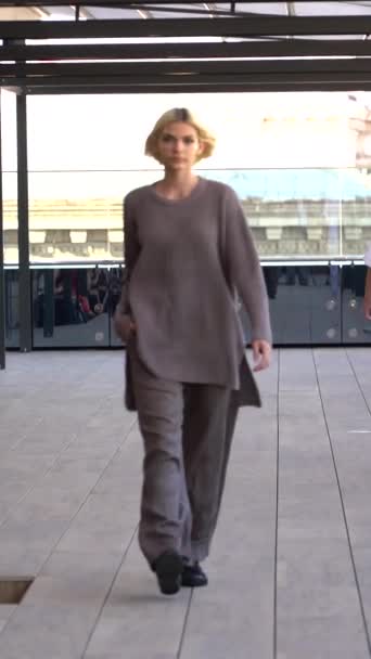 Žena model na lávce během módní přehlídky Vertikální video — Stock video