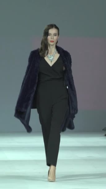 Woman model on the catwalk during a fashion show Vertical video — ストック動画