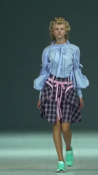 Woman model on the catwalk during a fashion show Vertical video — Αρχείο Βίντεο