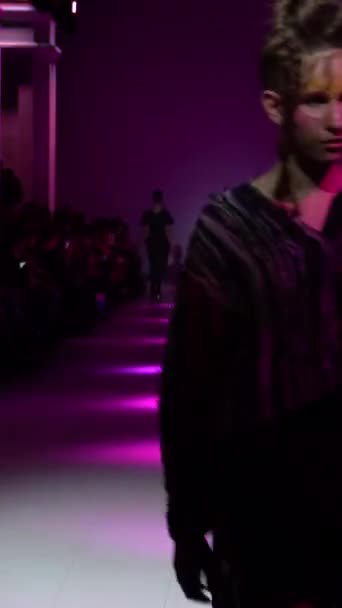 Woman model on the catwalk during a fashion show Vertical video — Vídeo de stock