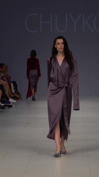 Woman model on the catwalk during a fashion show Vertical video — Vídeo de Stock