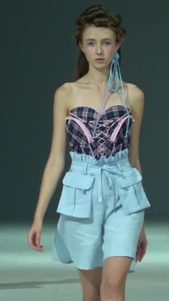 Woman model on the catwalk during a fashion show Vertical video — ストック動画