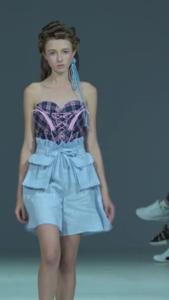 Woman model on the catwalk during a fashion show Vertical video — Stok video