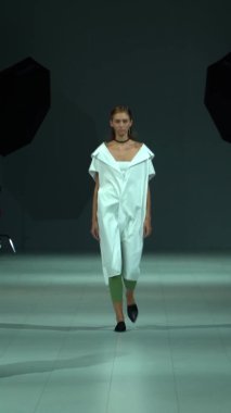 Platwalk Dikey Videoda Model