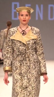 Platwalk Dikey Videoda Model