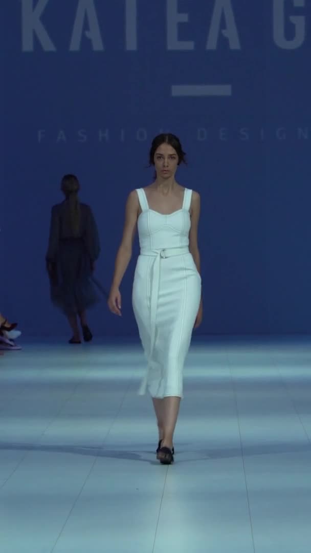 Model op de catwalk Verticale video — Stockvideo