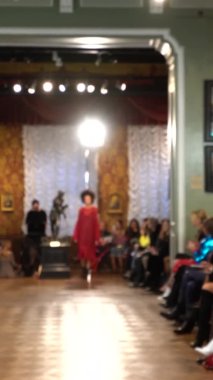 Platwalk Dikey Videoda Model