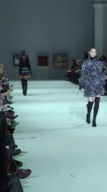 Platwalk Dikey Videoda Model