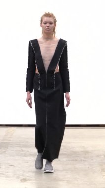 Platwalk Dikey Videoda Model