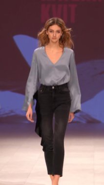 Platwalk Dikey Videoda Model