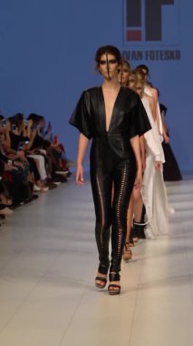 Platwalk Dikey Videoda Model